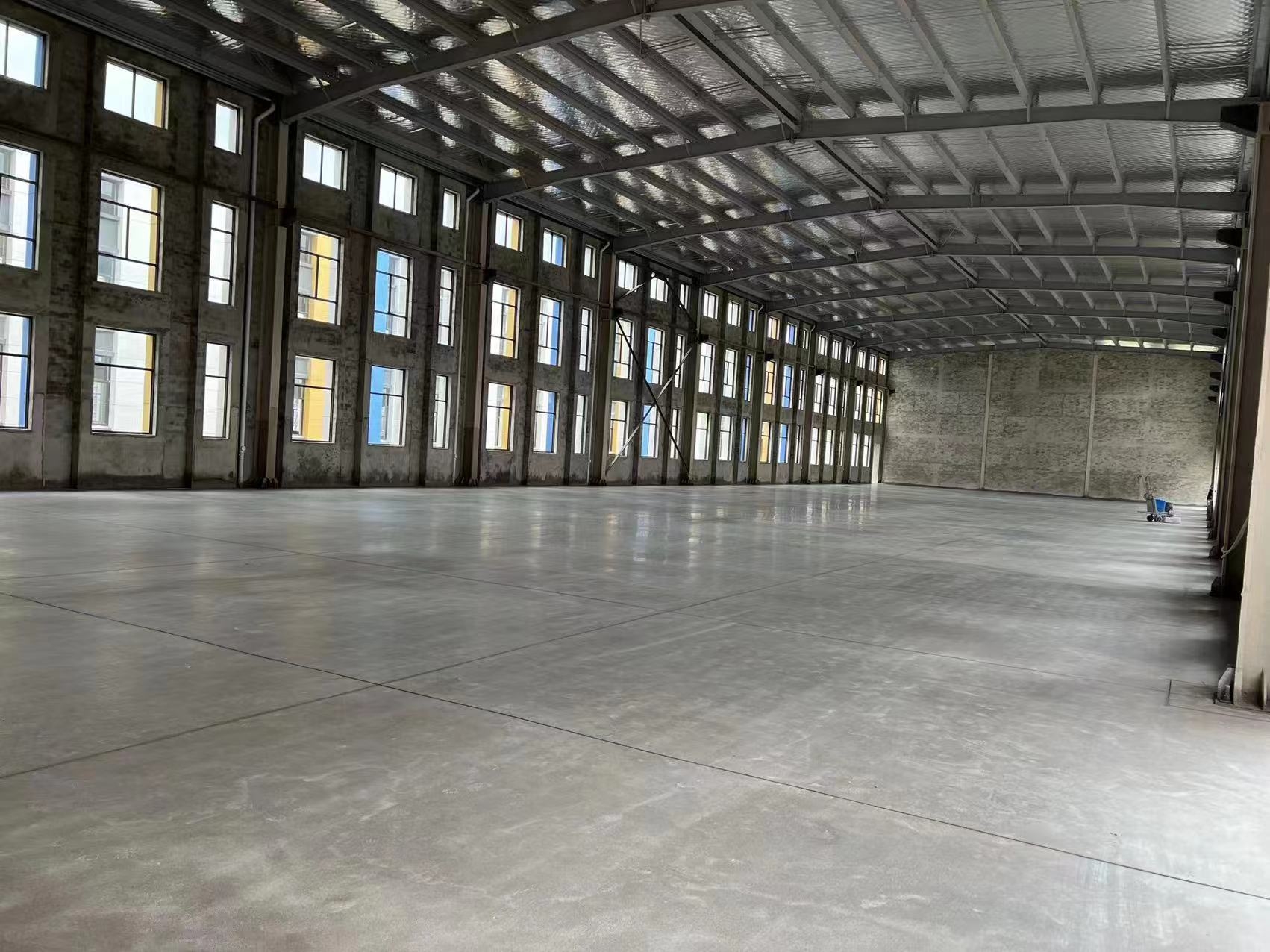 实墙10米高单层独立配电箱紧临表面处理中心高速口-图1