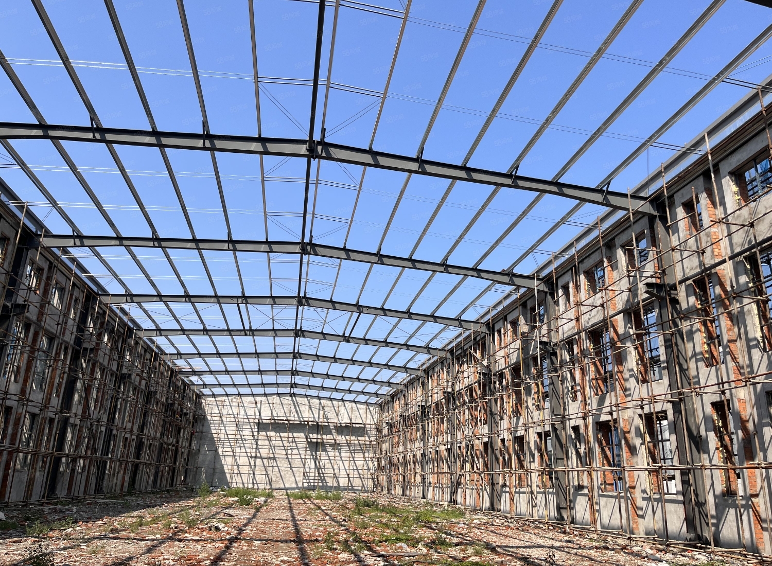 实墙10米高单层独立配电箱紧临表面处理中心高速口-图4