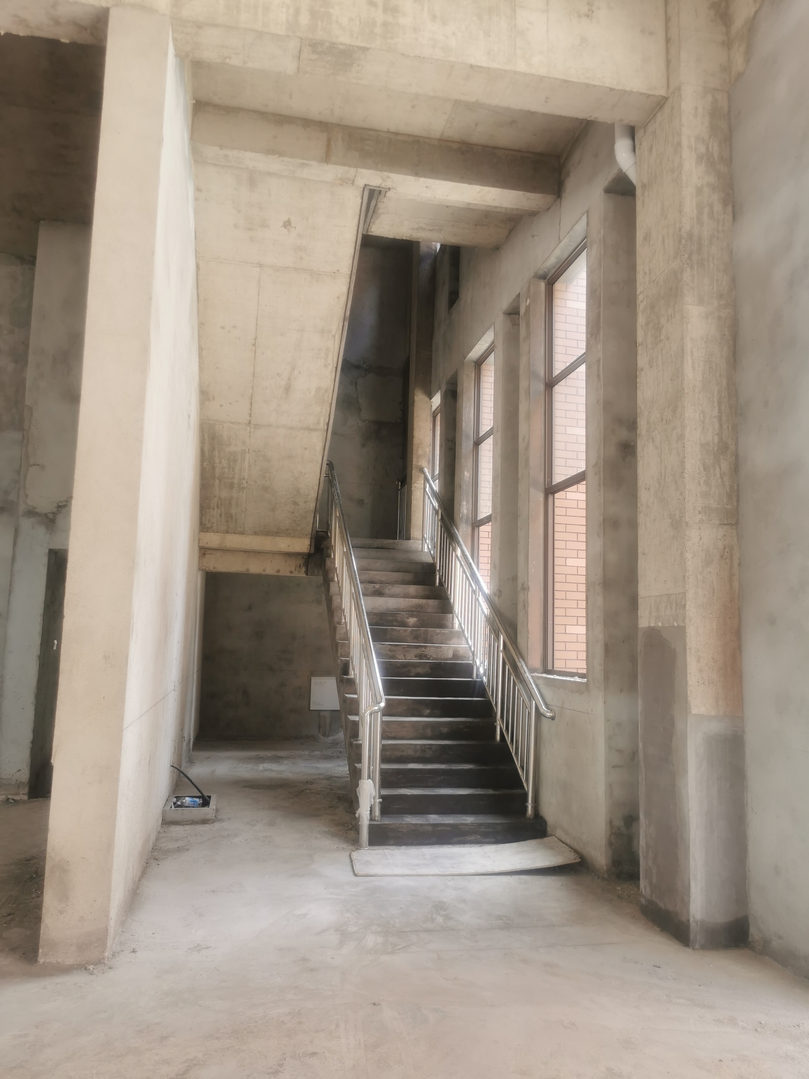 实墙10米高单层独立配电箱紧临表面处理中心高速口-图3