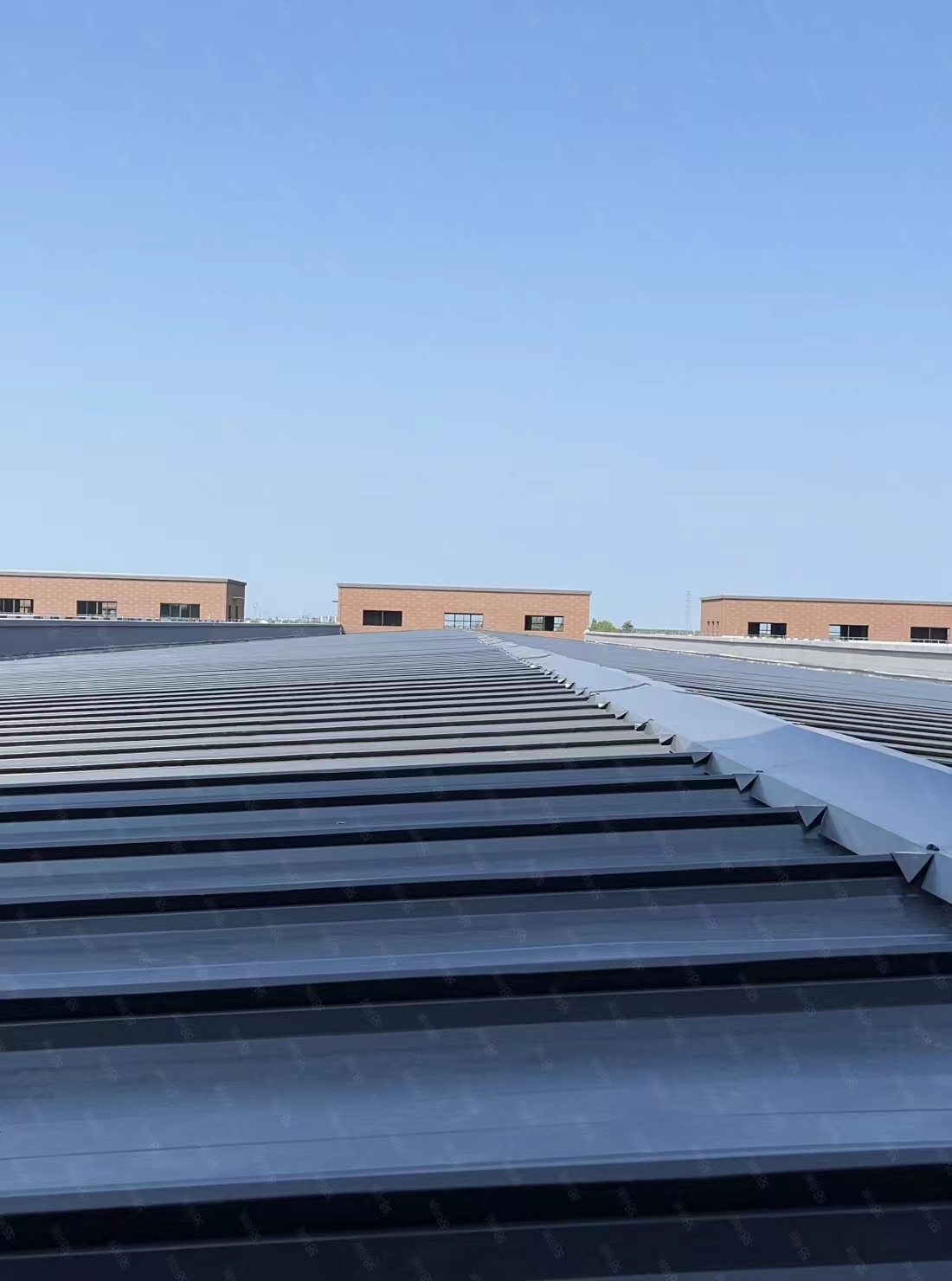 实墙10米高单层独立配电箱紧临表面处理中心高速口-图2