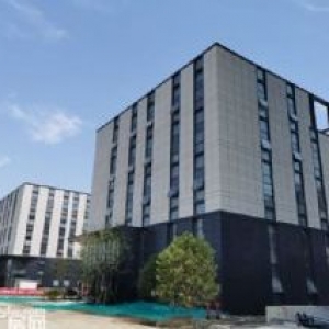 高速出入口，高标准厂房出售，交通发达配套齐全，10月份交付