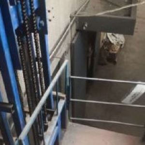 下应2楼280平，有独立简易货梯，卫生间，13元