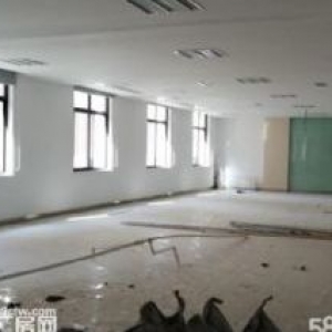 下应投创1楼700平高5米，有大厅适合办公，停车位充裕