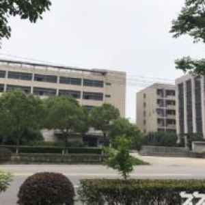 土地6.7亩，建筑11000㎡独门独户.大路边.有宿舍有食堂.