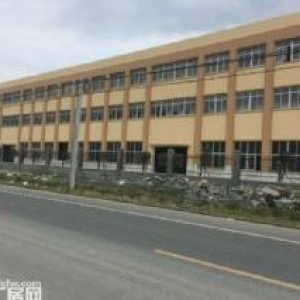 衢州常山工业区厂房出售，占地30亩，7500平方，层高11米，形象好。