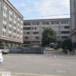 龙湾地6亩建11500㎡，标准化车间，精装形象好，可腾空