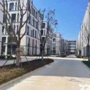 少有2层厂房出售，层高7.2米，可装行车