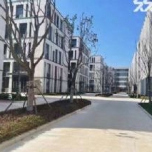 江阴高新区楼上厂房出售，几百平可分割，产证齐全