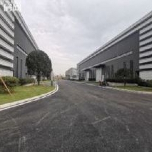 大学城保税区厂房临近轻轨一号线高速路下道口