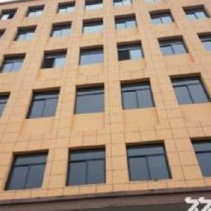 出租所前1−5层10000方厂房，报价200万/年