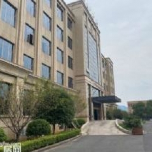 出售临江开发区15亩土地20000平方米厂房，形象好，交通方便，独门独院