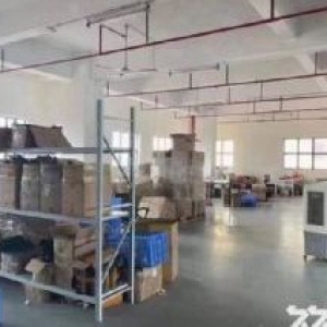 凤岗雁田布心楼上650平出租，市场附近，好招工，水电齐全