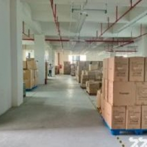 凤岗一整层楼上厂房出租2200平 2部货梯 仓库 纸箱 毛刷