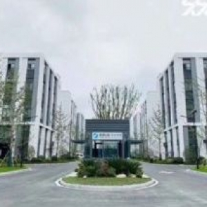 证件齐全、超低价格、首付2成，层高7.2——9米，可行车，50年产权！