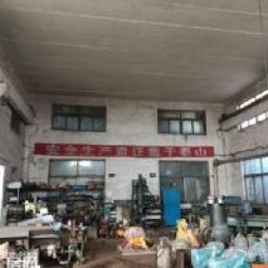 于洪迎宾路厂房1000平，一层厂房400平吊车5吨，举架8米，二三层办公600平