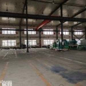 于洪五金工业园2600平，厂房举架12米吊车10/5吨，电200千瓦，办公三层