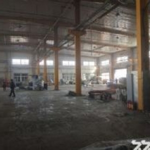 于洪区沙岭工业园厂房2400平，办公400平出租，厂房彩钢结构，举架9米，有牛腿
