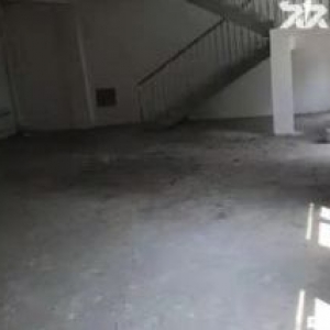 于洪机床城厂房1000平，砖混结构，办公200平，动力电30千瓦，形象好。