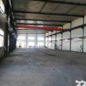 铁西开发区厂房1400平，吊车5吨，厂房内部办公，动力电80千瓦，交通方便。