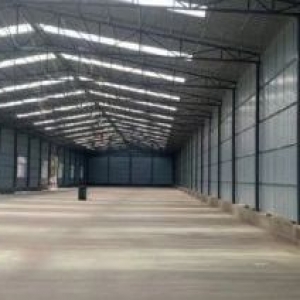 于洪洪汇路和泰馨城附近厂房4300平，举架8米，动力电3个220千瓦，交通好，能