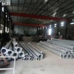 于洪闸上厂房3200平，办公2层600平，举架11米两台2.8吨吊车，动力电80
