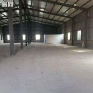 于洪迎宾路附近厂房850平，举架9米吊车5吨，动力电100千瓦，库房300平，办