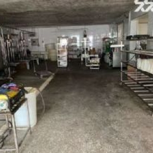 于洪区红旗台高速路口附近厂房1200平，动力电80千瓦，高度4米，有办公租金10