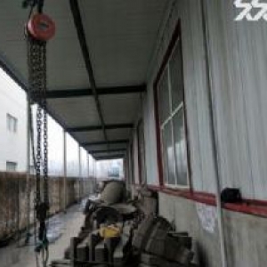 新民胡台工业园内厂房面积2500平出租，分别为2000平，举架16.5内部有一台