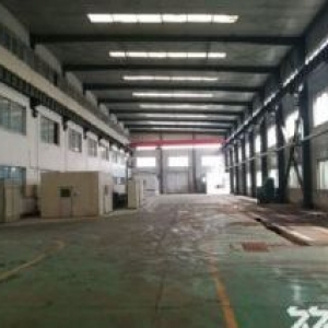 于洪迎宾路地铁口附近2700平厂房彩钢11000平带设备出租高度12米，天吊25