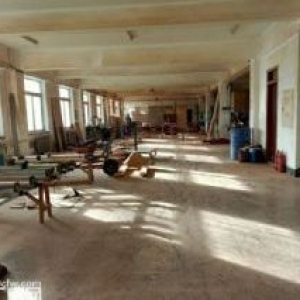 于洪沙岭工业园附近厂房2000平厂房分三层，办公在厂房内部，有住宿有食堂，有供暖