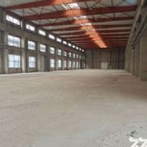 铁西开发区冶金工业园厂房4500平，办公500平出租，厂房砖混结构，举架10米，