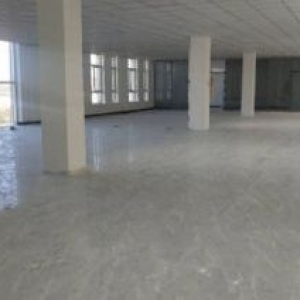 沈北新区虎石台附近新建厂房1万平出租，分4500平，5500平，举架12米，可上
