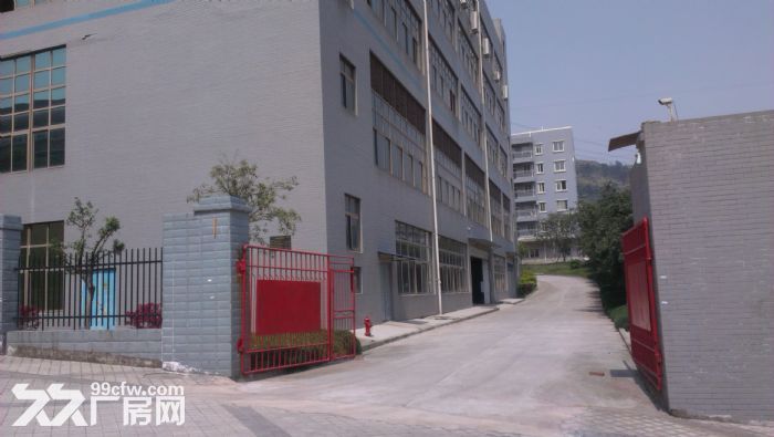 渝北区回兴服装城轻轨站附近平层仓库低价出租中-图1