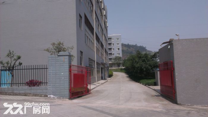 重庆渝北区回兴服装城轻轨站附近平层仓库低价出租中-图1
