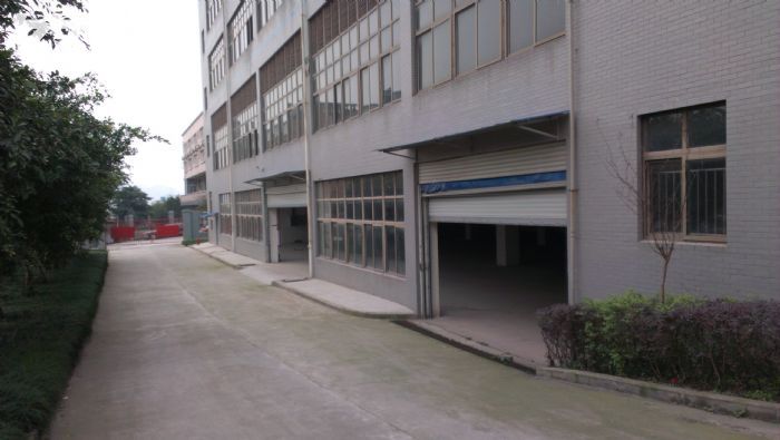 重庆渝北区回兴服装城轻轨站附近平层仓库低价出租-图1