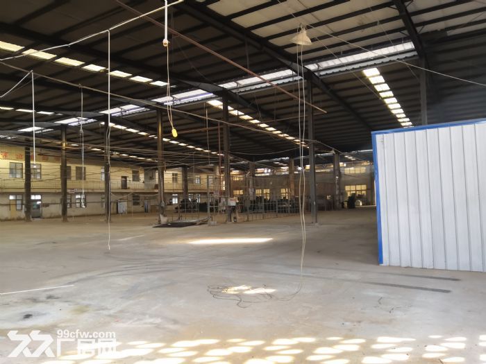 沙坪坝井口上面工业园区标准厂房出租，超高层高，可分租，吃住方便！-图1