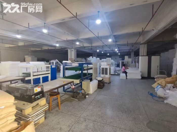 凤岗雁田布心二楼1300平，形象好，水电办公室齐全，好招工-图3