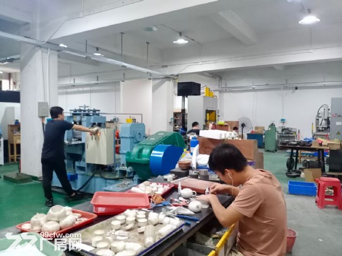 适电子 五金 手袋 毛刷 雁田布心楼上600平现成精装修出租-图1