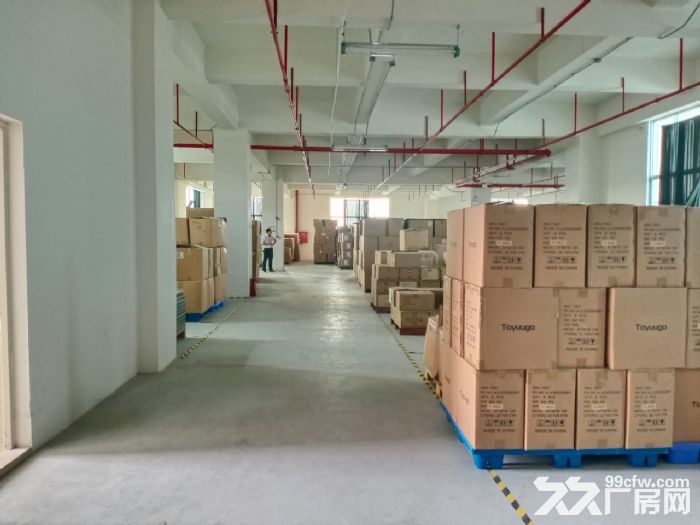 凤岗一整层楼上厂房出租2200平 2部货梯 仓库 纸箱 毛刷-图1