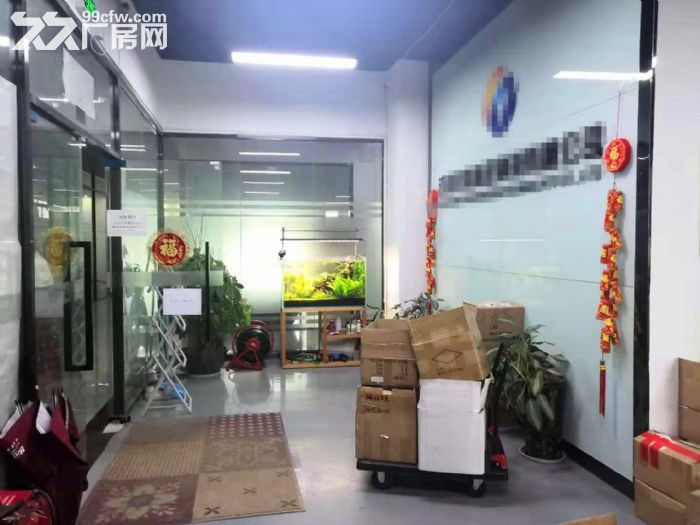 深圳龙华大浪阳台山东站楼上700平精装小工业厂房出租。-图1
