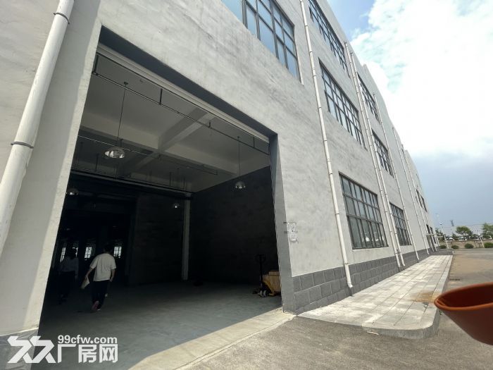 出租三环高速口独门独院厂房2100平起租，可分租-图3