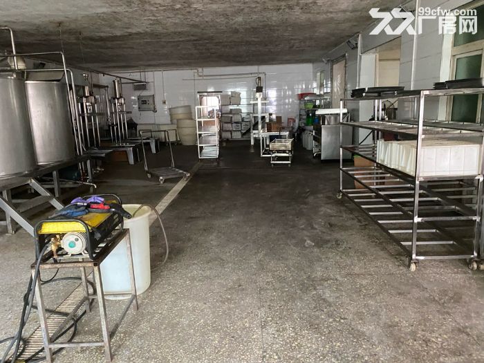 于洪区红旗台高速路口附近厂房1200平，动力电80千瓦，高度4米，有办公租金10-图1