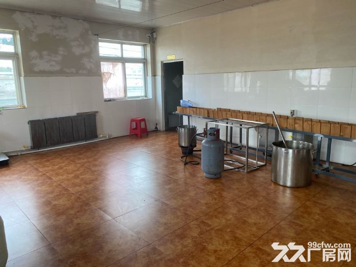 于洪区红旗台高速路口附近厂房1200平，动力电80千瓦，高度4米，有办公租金10-图3